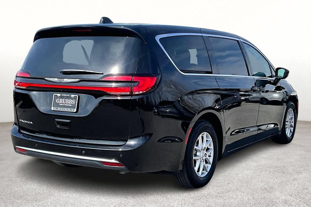 Used 2024 Chrysler Pacifica Touring-L FWD image 2