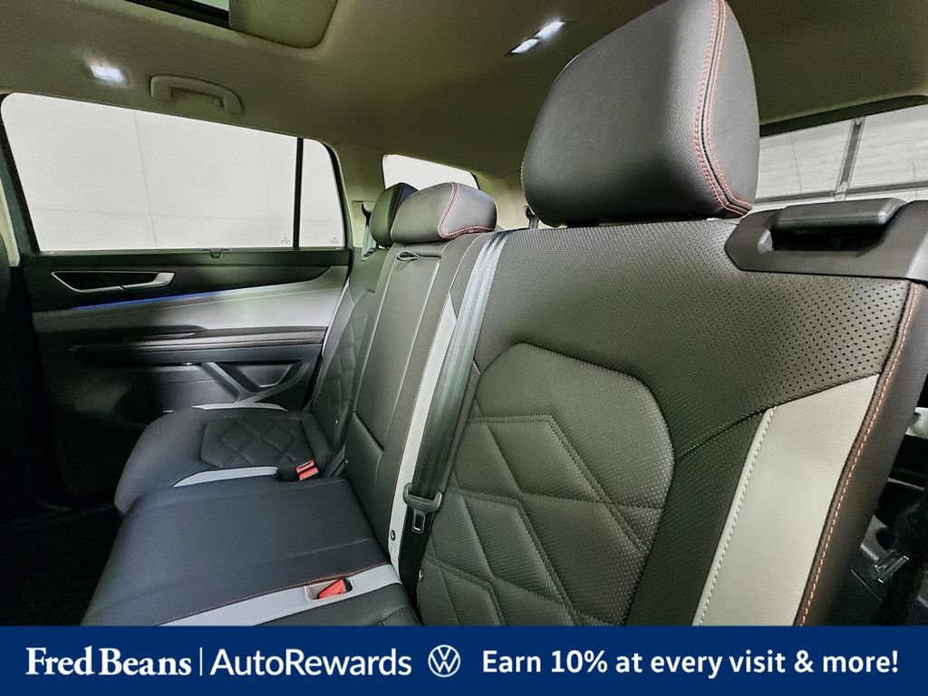Used 2025 Volkswagen Atlas Peak Edition SE AWD/4WD image 29