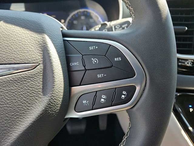 Used 2023 Chrysler Pacifica Touring-L FWD image 21
