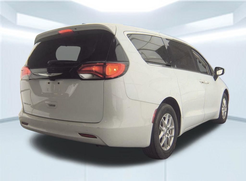 Used 2023 Chrysler Voyager LX image 2