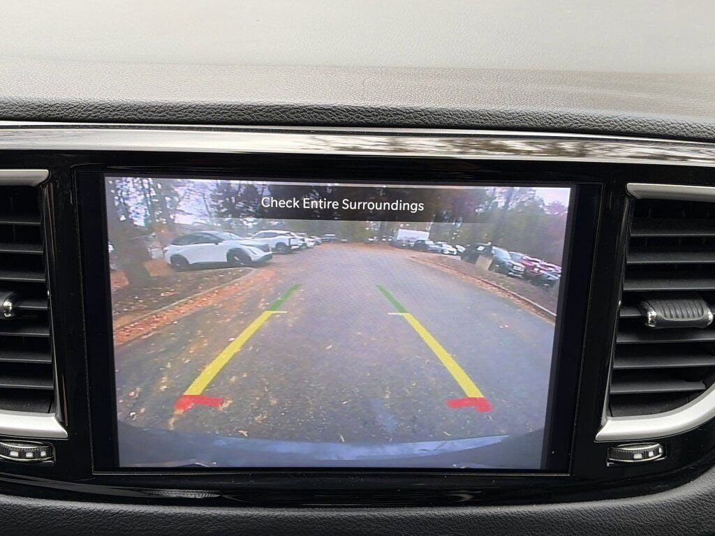 Used 2022 Chrysler Pacifica Touring-L image 14