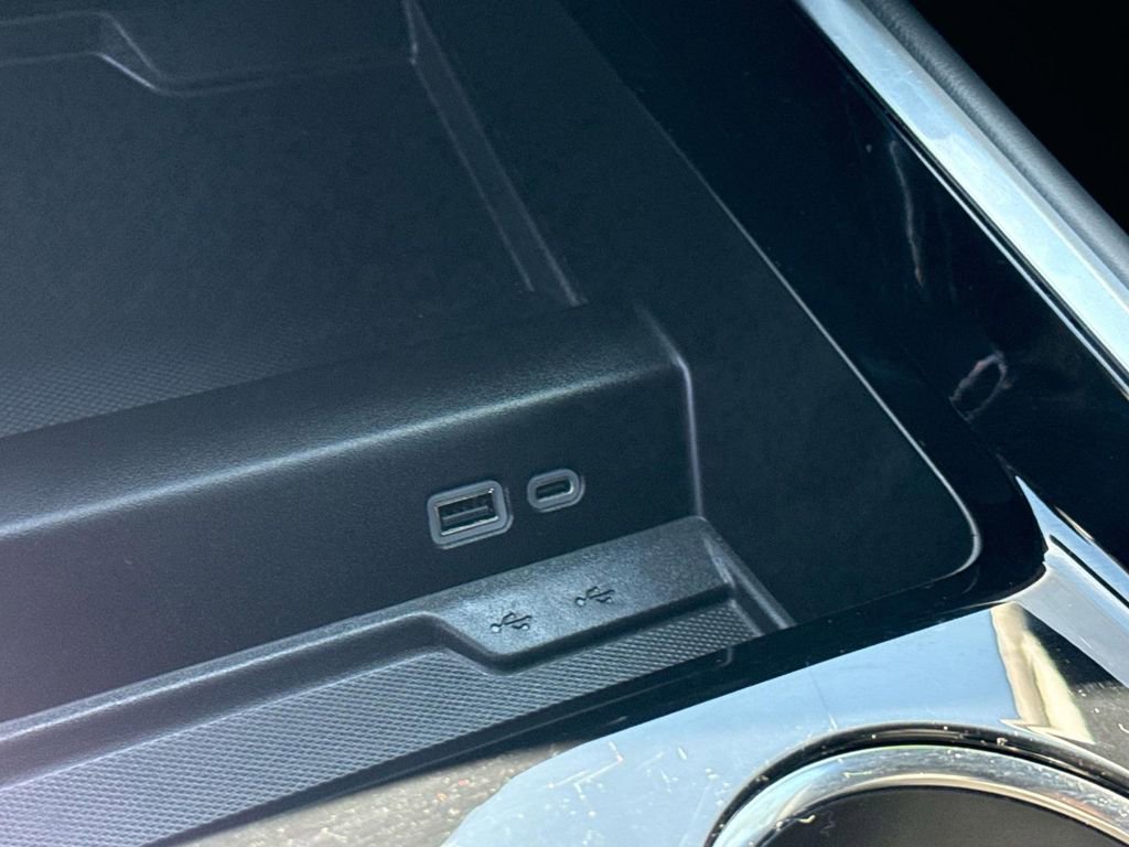 Used 2025 Chevrolet Suburban LS image 30