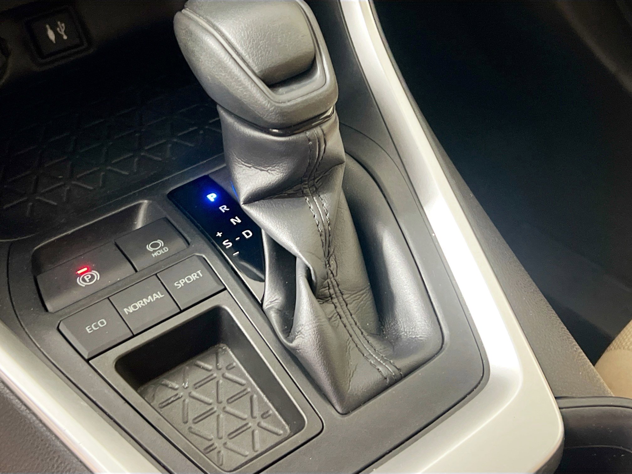 Used 2019 Toyota RAV4 LE image 24