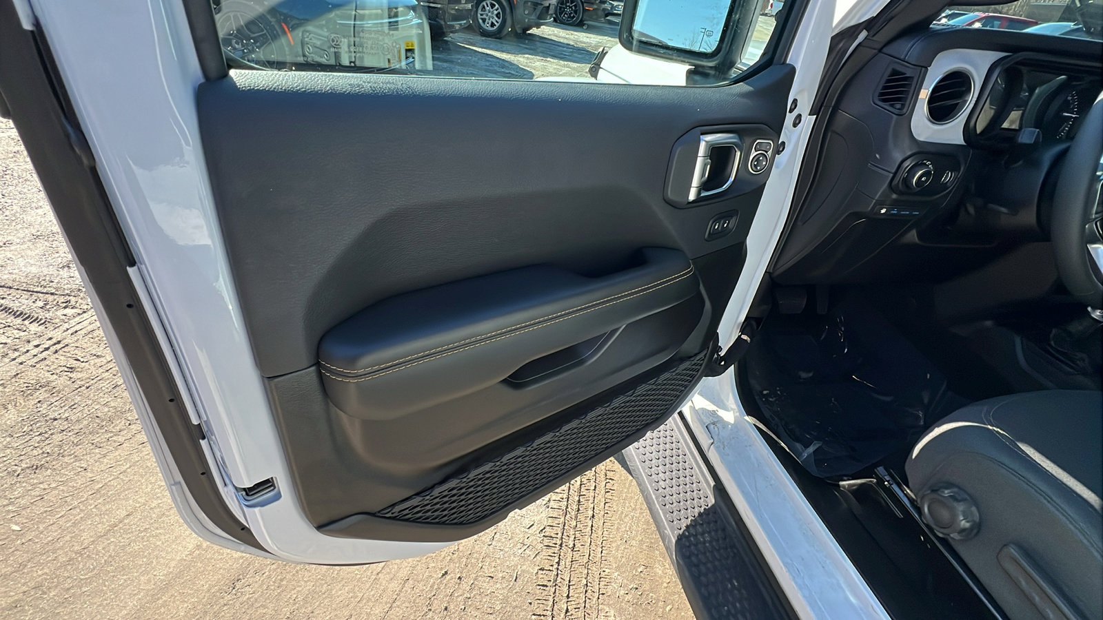 Used 2025 Jeep Wrangler Sahara 4xe image 14