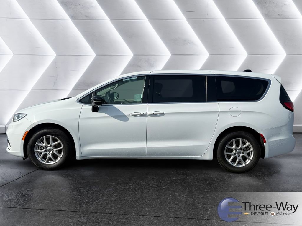 Used 2024 Chrysler Pacifica Touring-L image 2