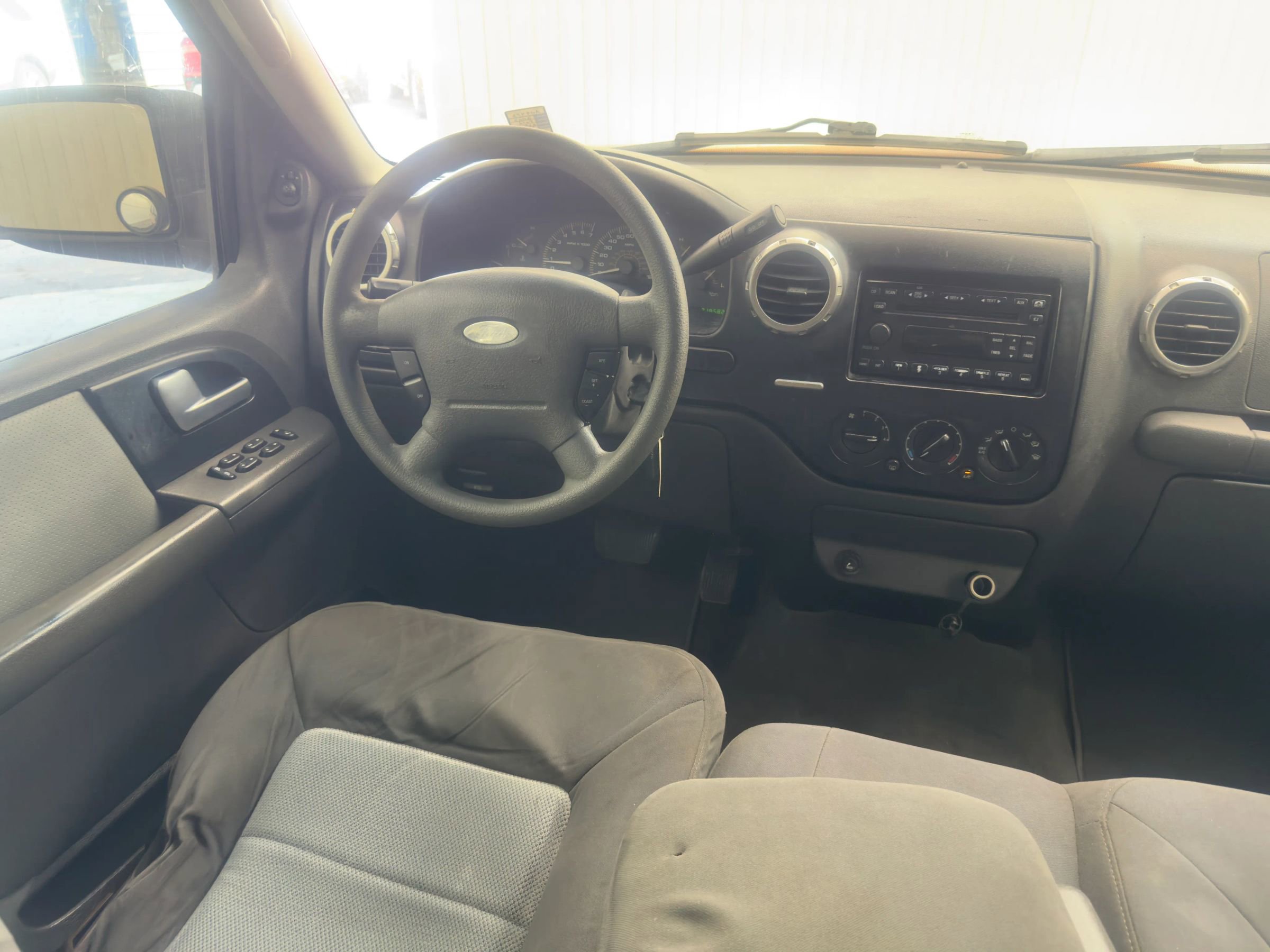 Used 2003 Ford Expedition XLT image 15