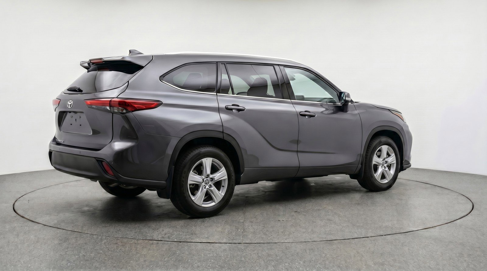 Used 2025 Toyota Highlander LE FWD image 9