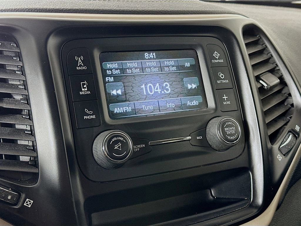 Used 2018 Jeep Cherokee Latitude FWD image 21