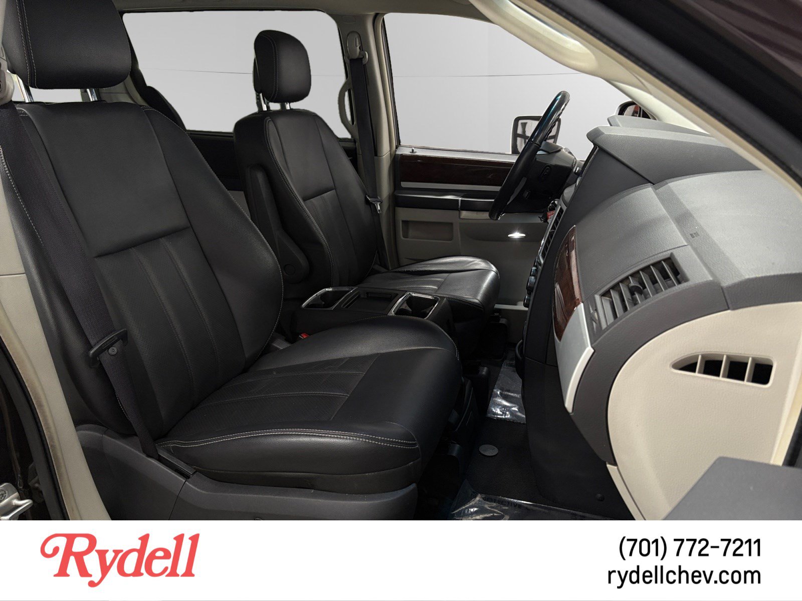 Used 2010 Chrysler Town & Country Touring Plus FWD image 17