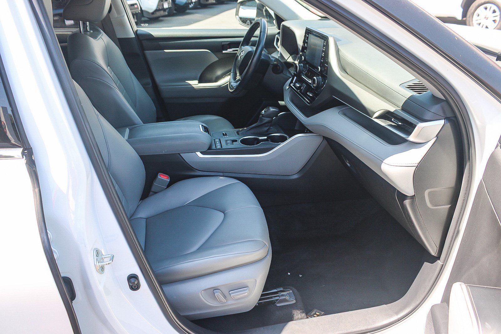 Used 2022 Toyota Highlander XLE FWD image 17