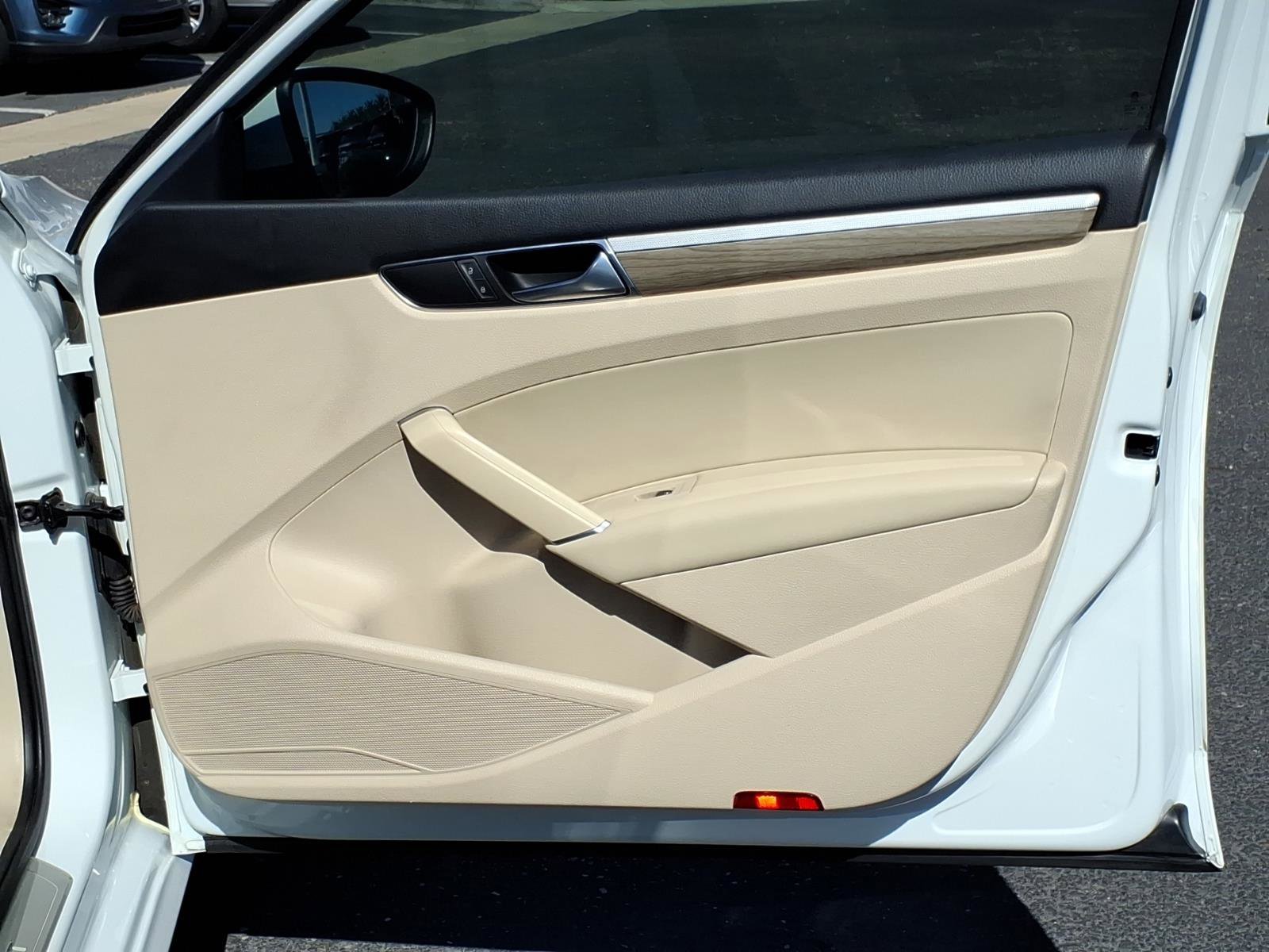 Used 2016 Volkswagen Passat 1.8T SEL Premium image 15