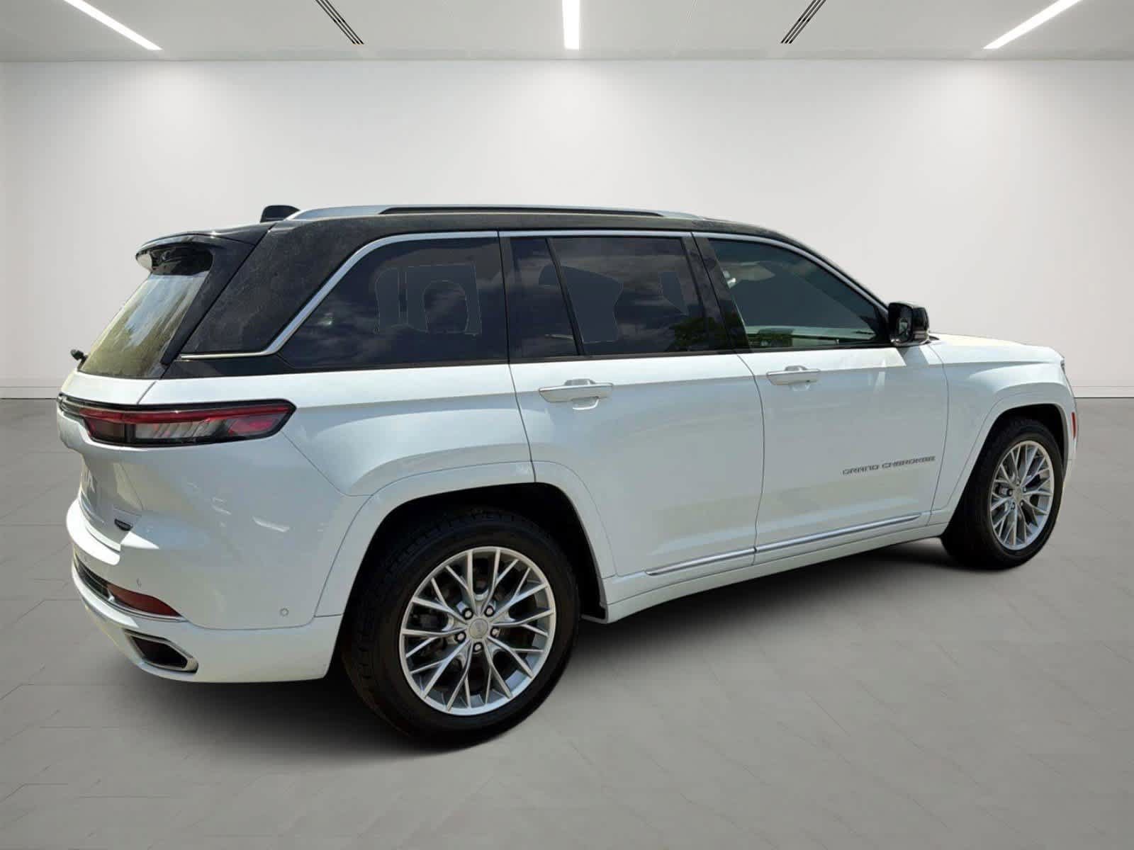 Used 2024 Jeep Grand Cherokee Summit AWD/4WD image 4
