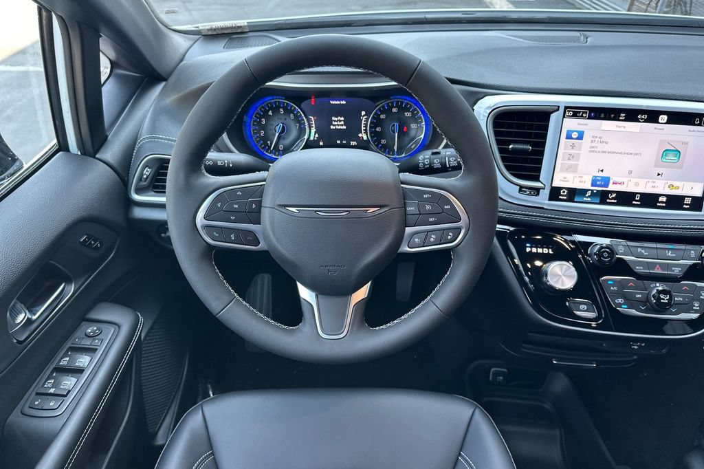 New 2027 Chrysler Pacifica Select FWD image 14