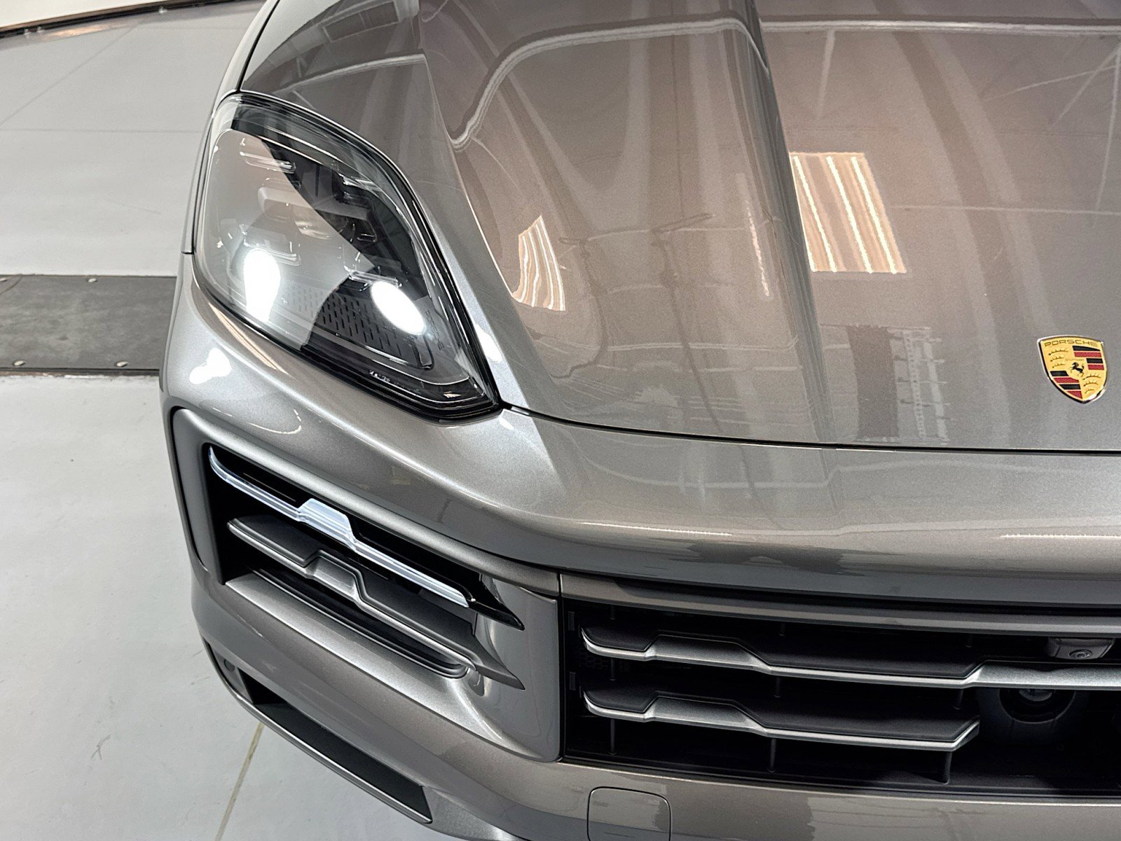 Used 2025 Porsche Cayenne image 27