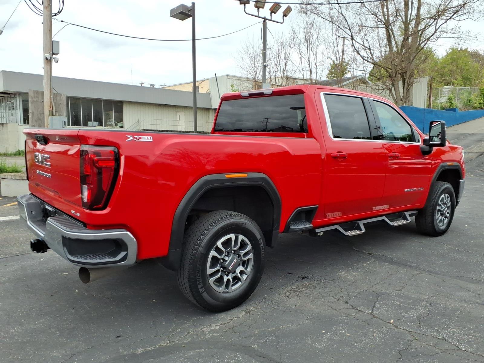 Used 2023 GMC Sierra 3500 SLE w/ SLE Value Package AWD/4WD image 3
