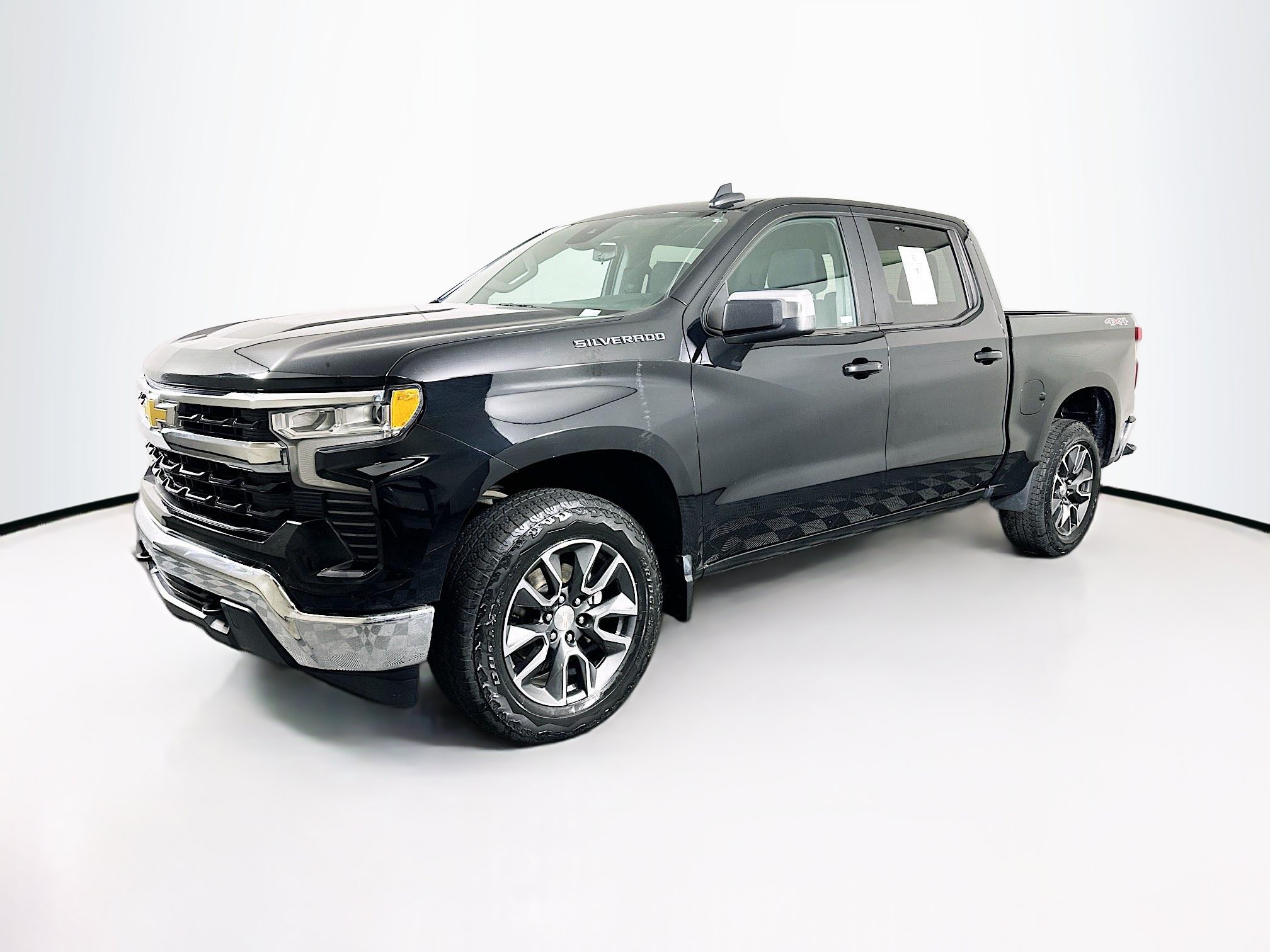 Used 2023 Chevrolet Silverado 1500 LT AWD/4WD image 3