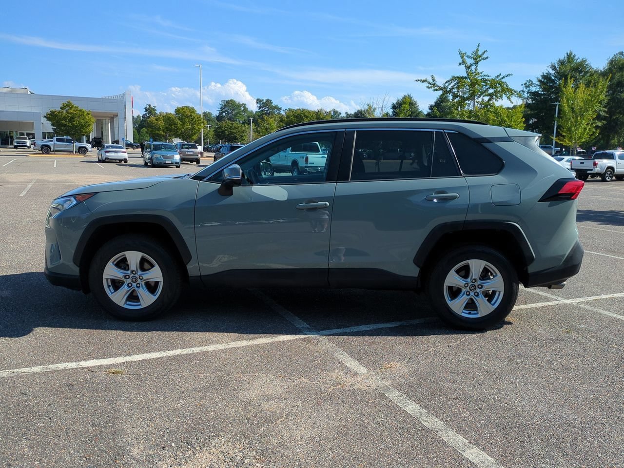 Used 2020 Toyota RAV4 XLE FWD image 7