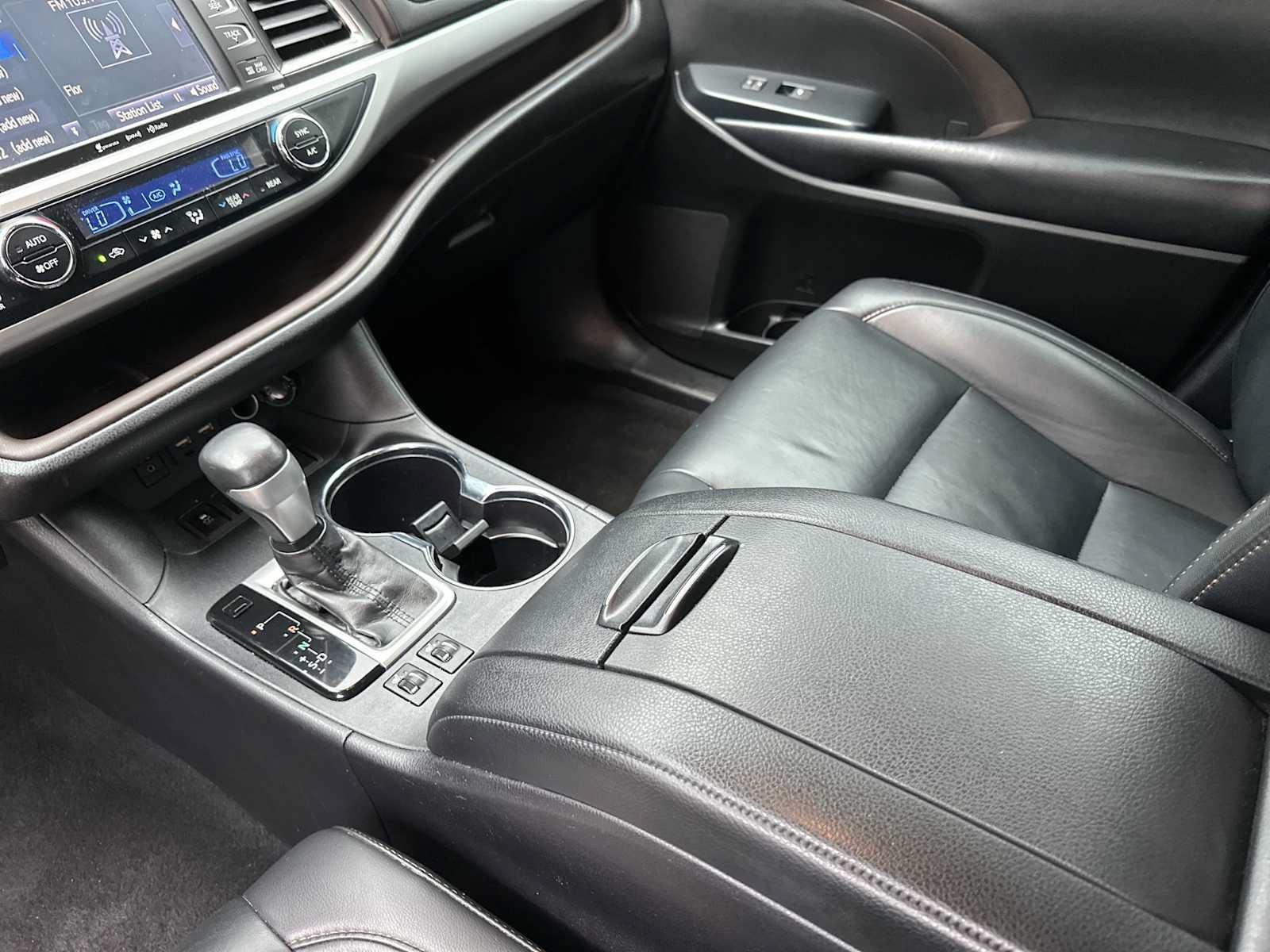 Used 2019 Toyota Highlander XLE FWD image 21