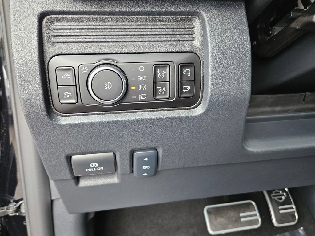 New 2026 Ford F250 Lariat w/ Black Appearance Package image 17