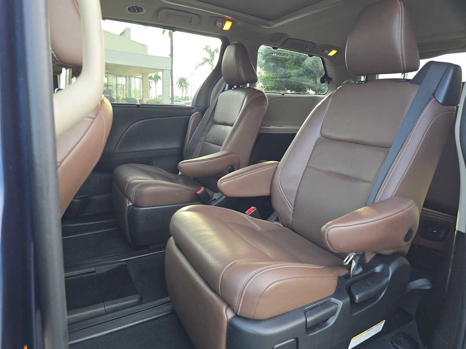 Used 2019 Toyota Sienna Limited image 18