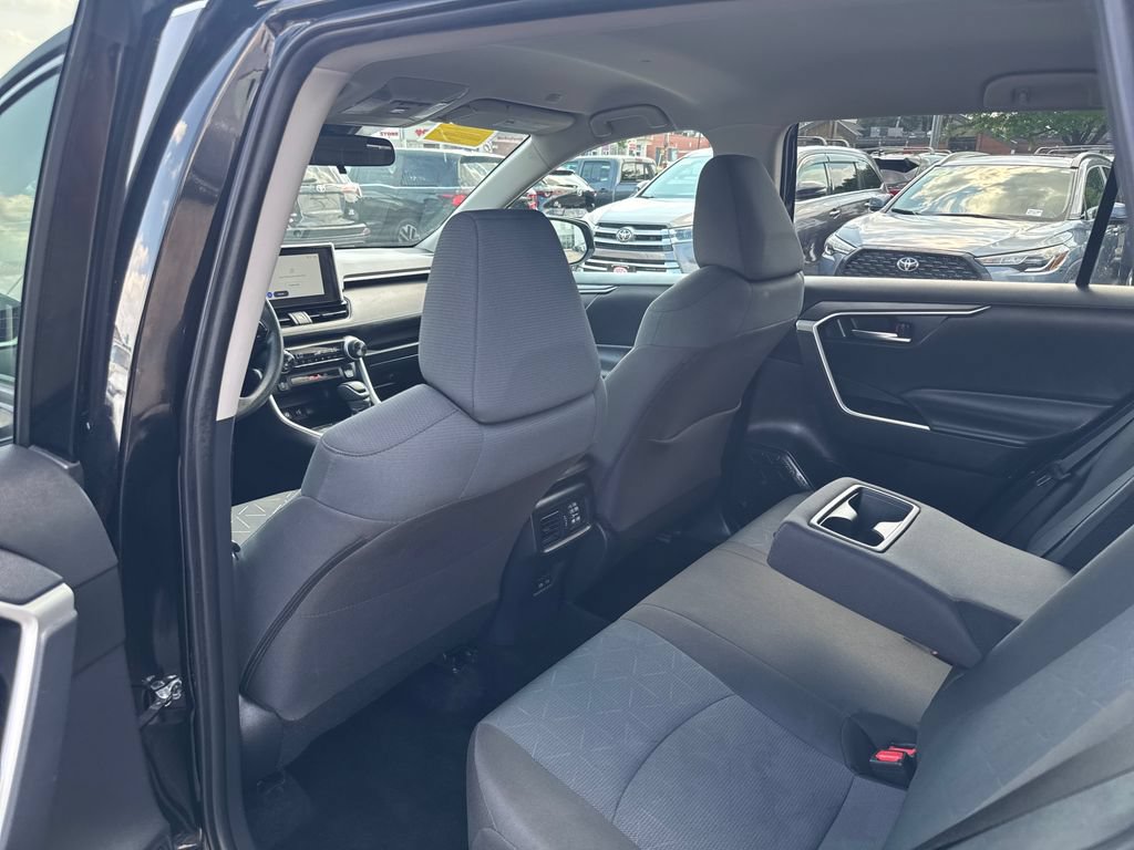 Used 2025 Toyota RAV4 XLE AWD/4WD image 40
