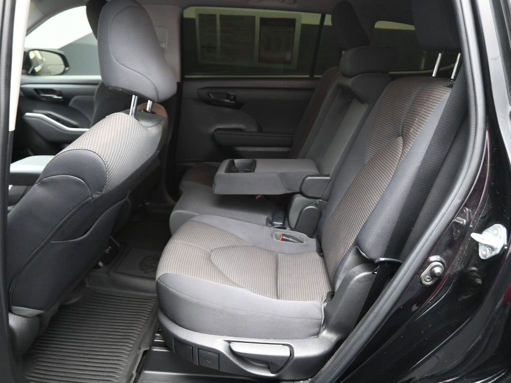 Used 2023 Toyota Highlander LE FWD image 11