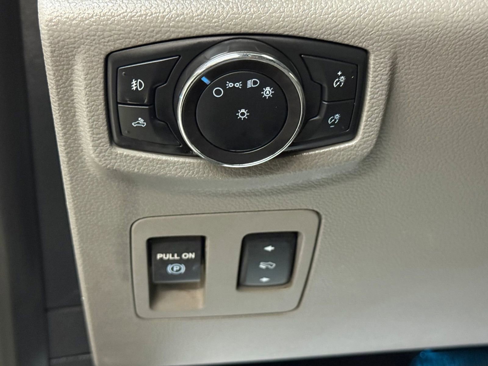 Used 2018 Ford F150 Lariat w/ Trailer Tow Package image 25