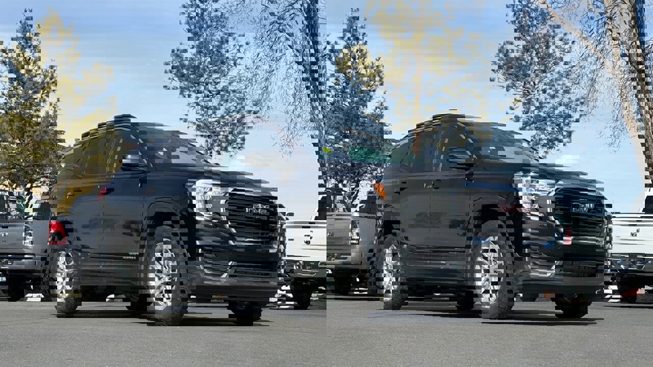 Used 2022 GMC Terrain SLE w/ Driver Convenience Package image 1