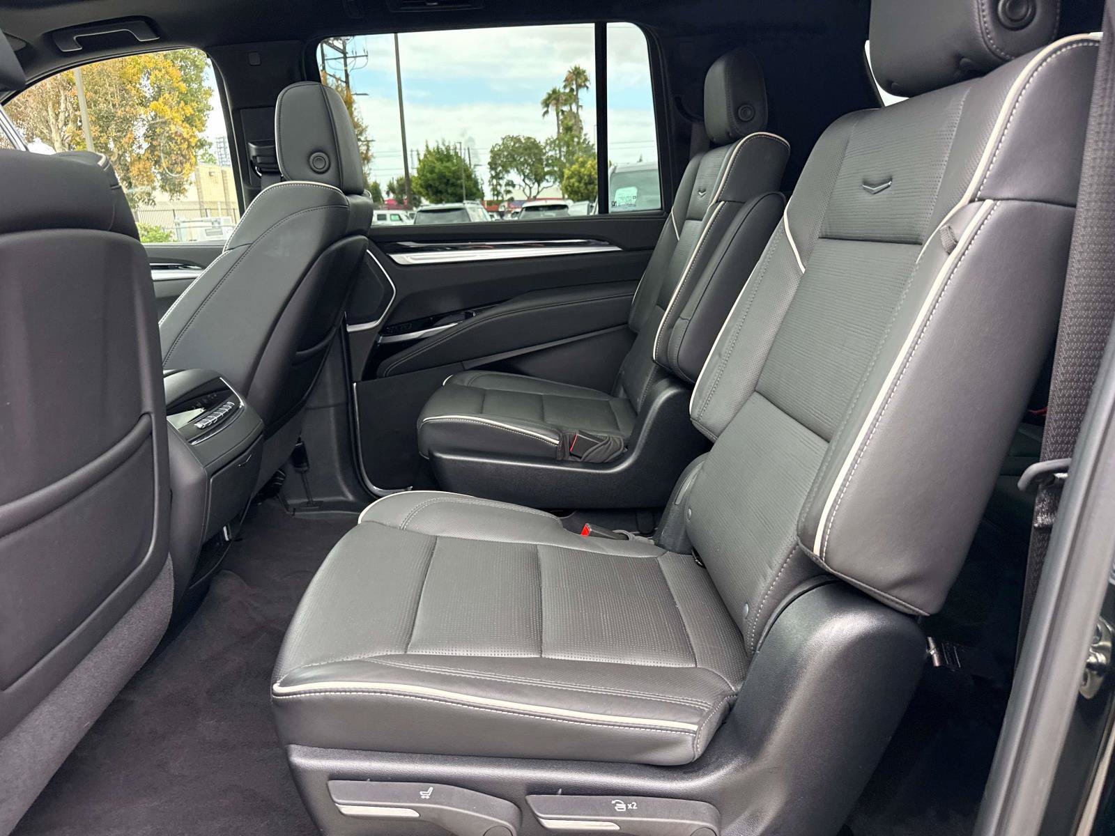 Used 2025 Cadillac Escalade ESV Sport AWD/4WD image 12