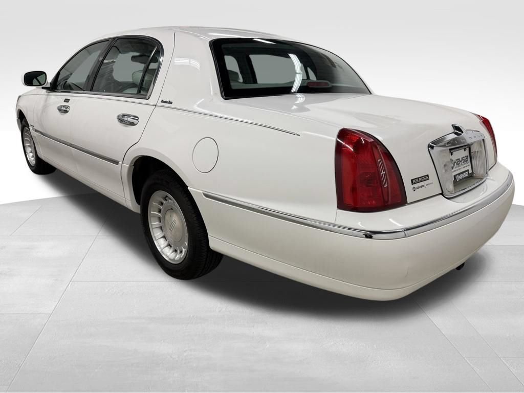 Used 2000 Lincoln Town Car Executive RWD image 5