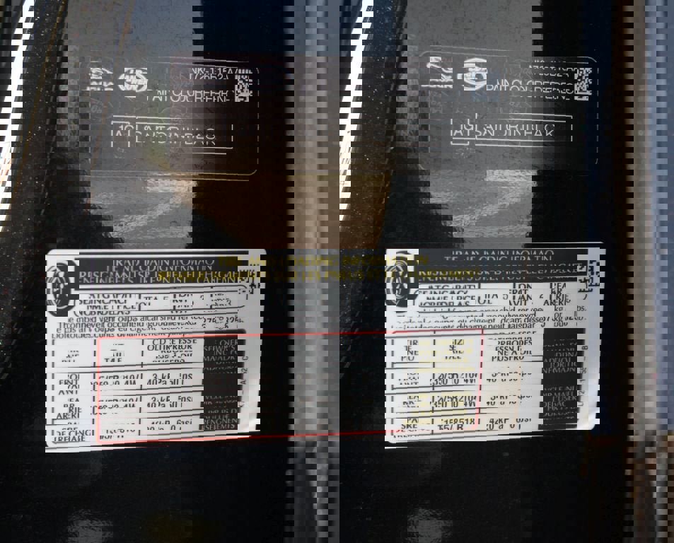 Used 2023 Land Rover Discovery Sport SE image 28