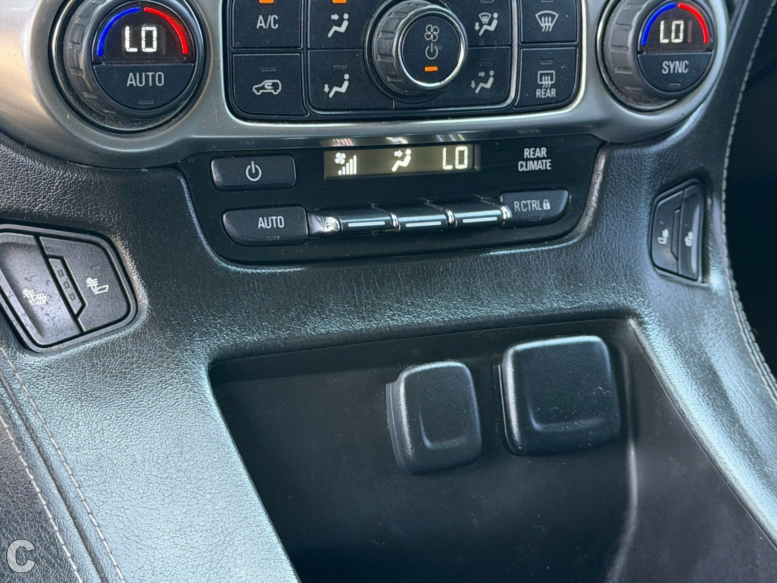 Used 2015 Chevrolet Suburban LT RWD image 31