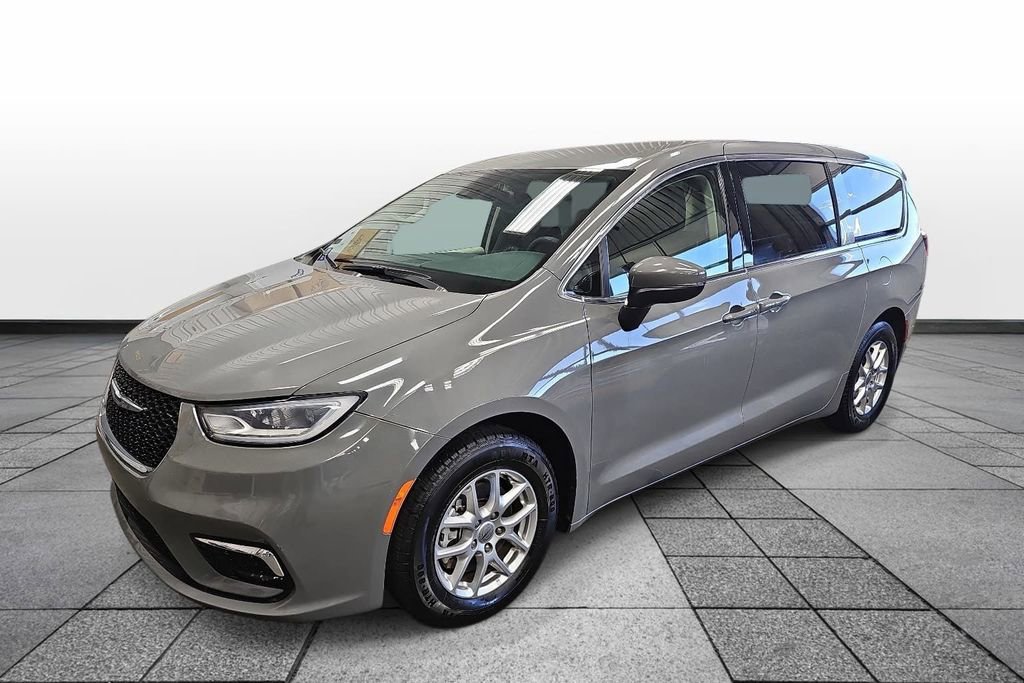 Used 2023 Chrysler Pacifica Touring-L FWD image 1