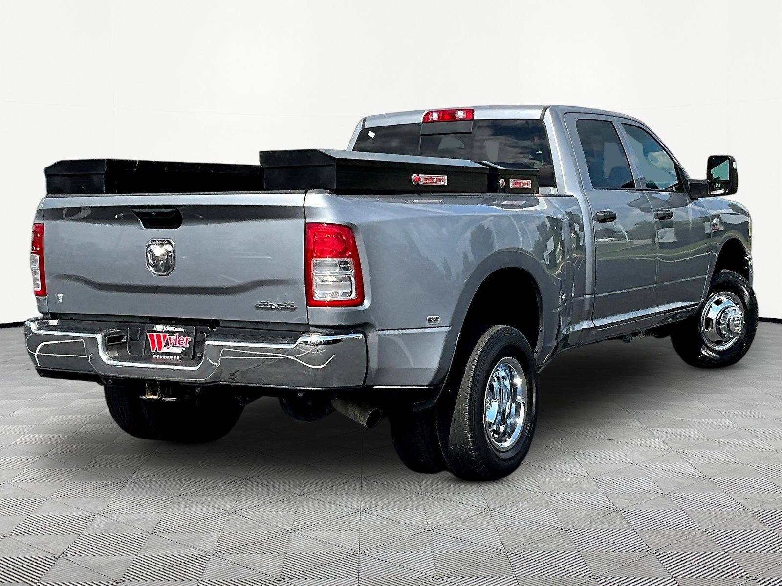 Used 2024 RAM 3500 Tradesman w/ Chrome Appearance Group AWD/4WD image 6