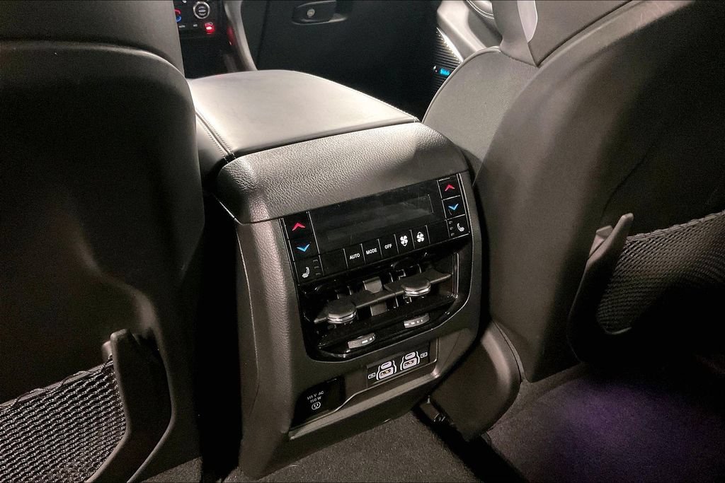 Used 2024 Jeep Grand Cherokee Overland w/ Luxury Tech Group IV AWD/4WD image 31