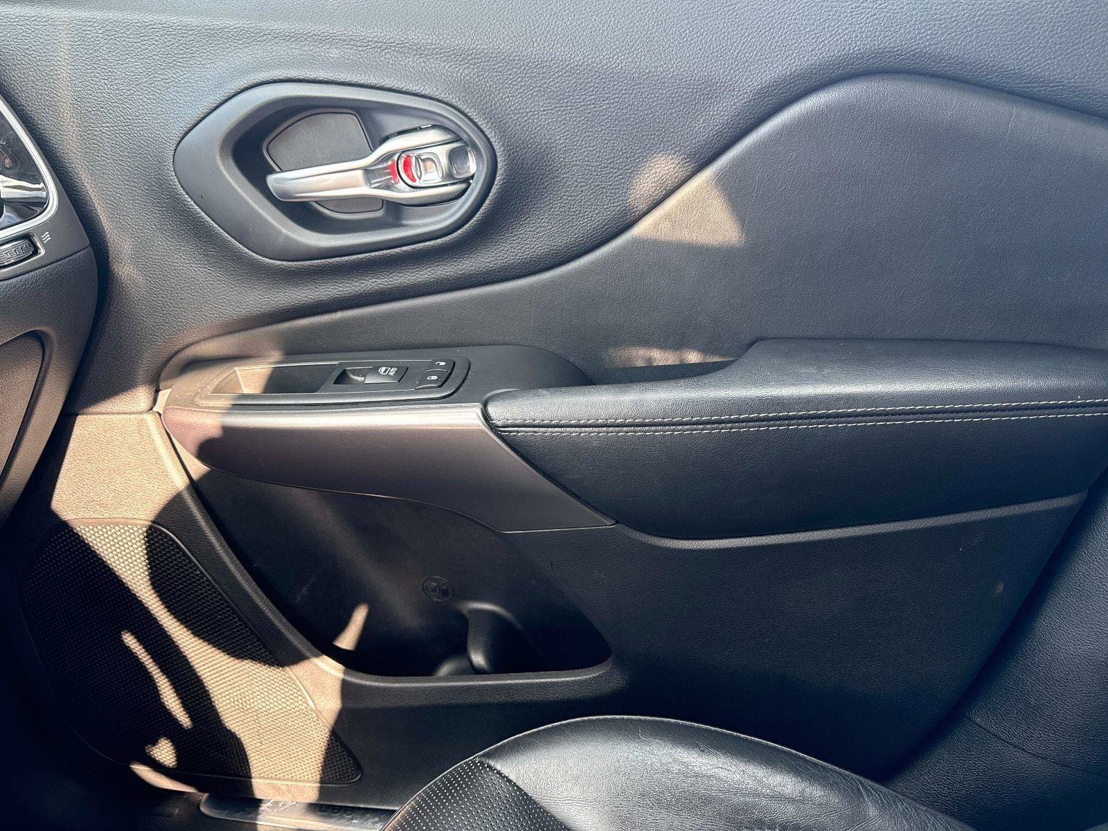 Used 2019 Jeep Cherokee Limited image 23