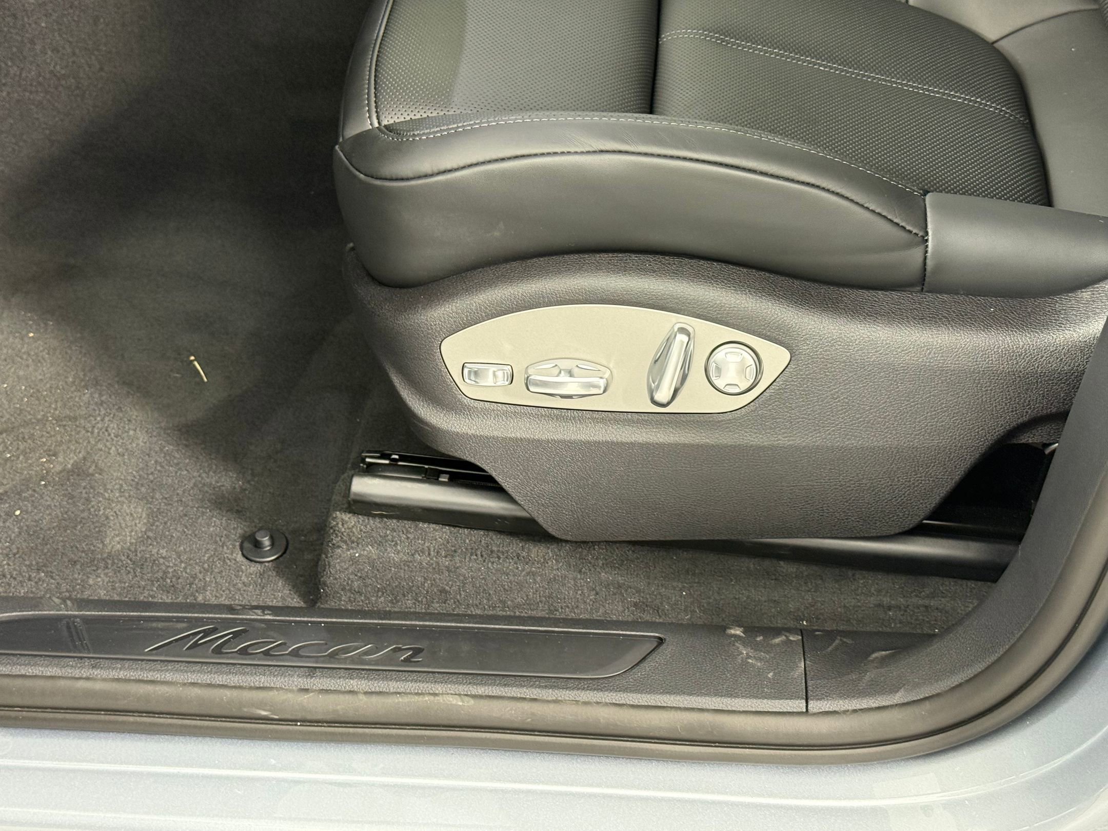 Certified 2026 Porsche Macan AWD/4WD image 15