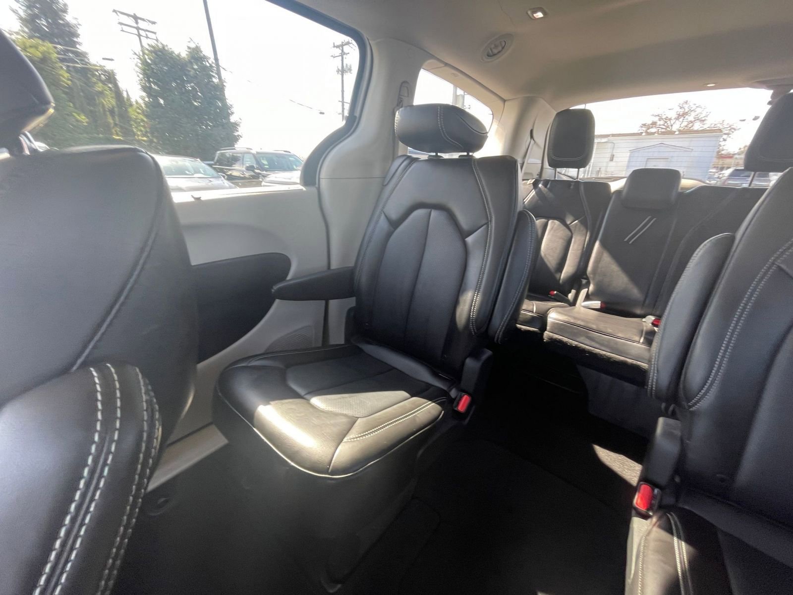 Used 2024 Chrysler Pacifica Touring-L image 36