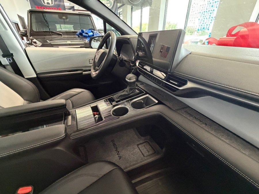 Used 2025 Toyota Sienna XSE FWD image 62