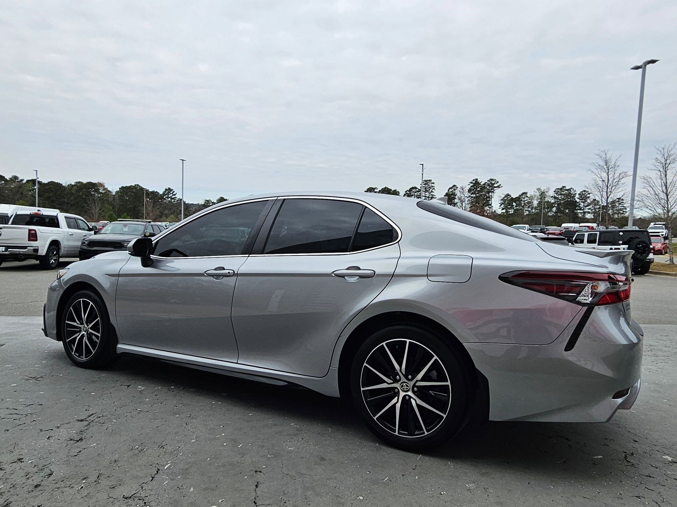 Used 2022 Toyota Camry SE FWD image 5