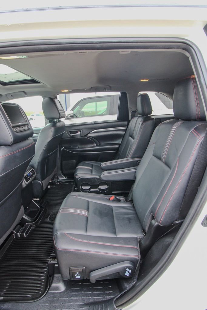 Used 2019 Toyota Highlander SE w/ Nightshade Edition AWD/4WD image 8