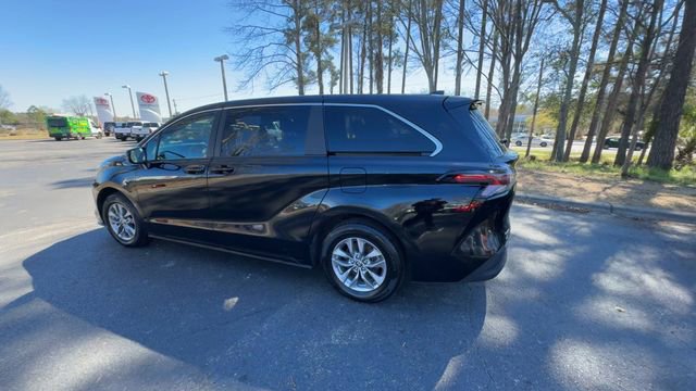 Used 2025 Toyota Sienna LE image 11