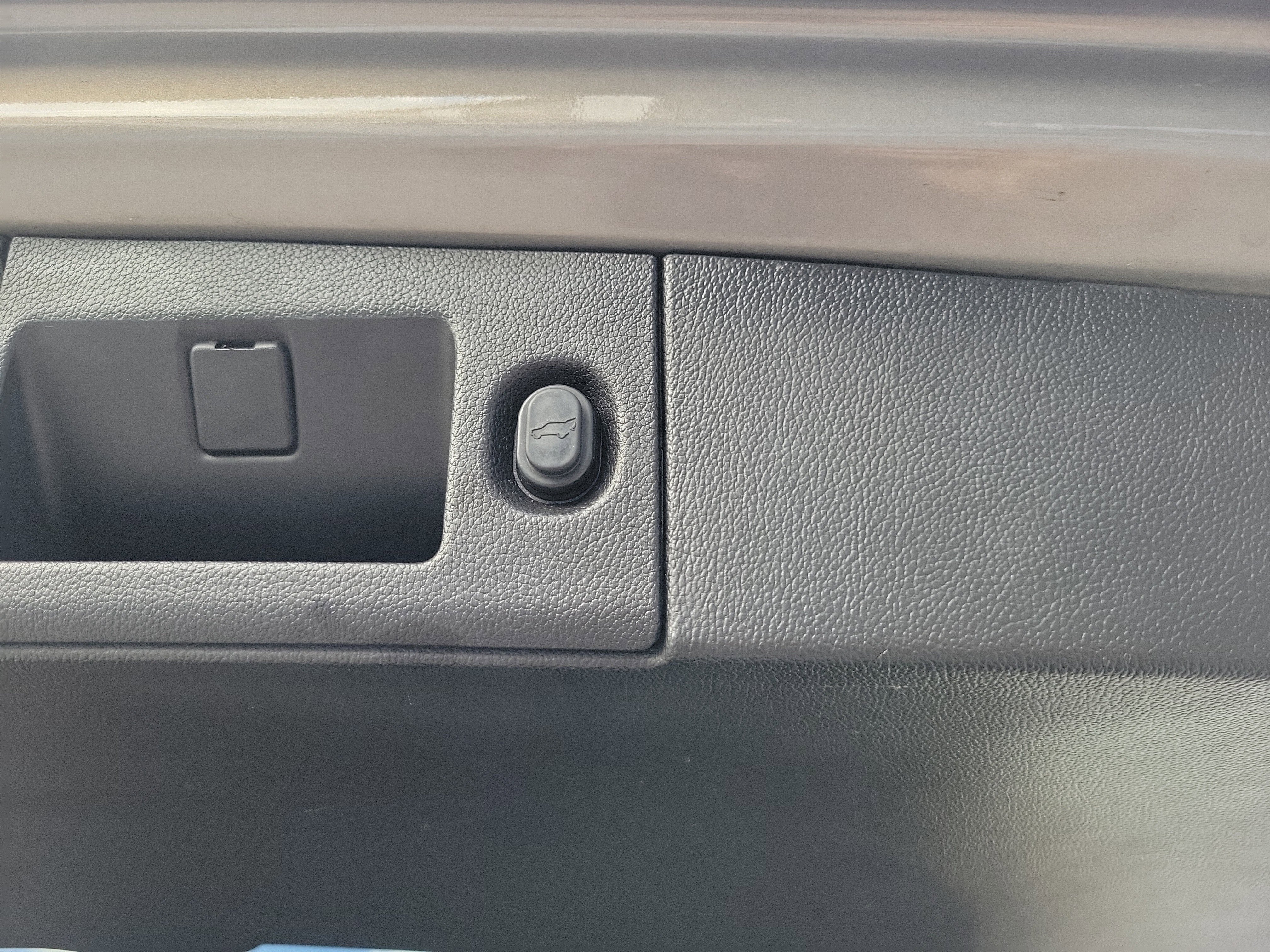 Used 2018 Cadillac Escalade ESV Luxury image 18