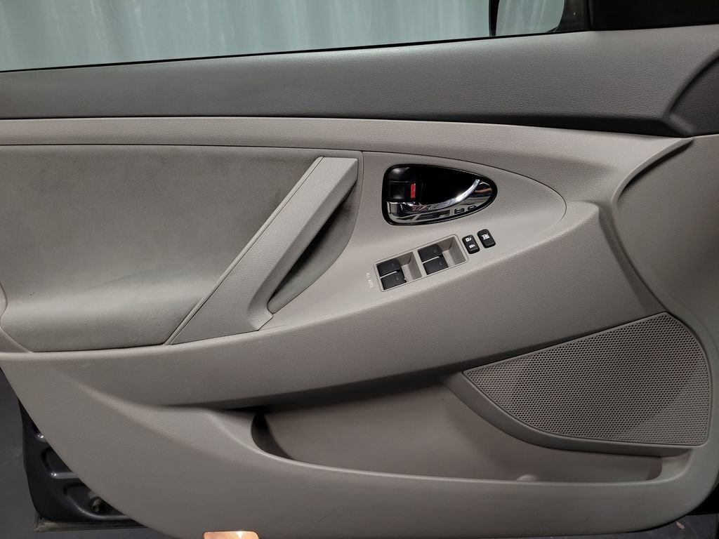 Used 2010 Toyota Camry LE image 20