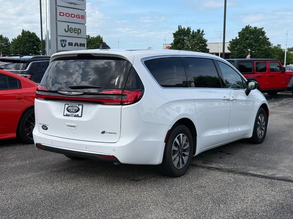 Used 2024 Chrysler Pacifica Limited FWD image 3