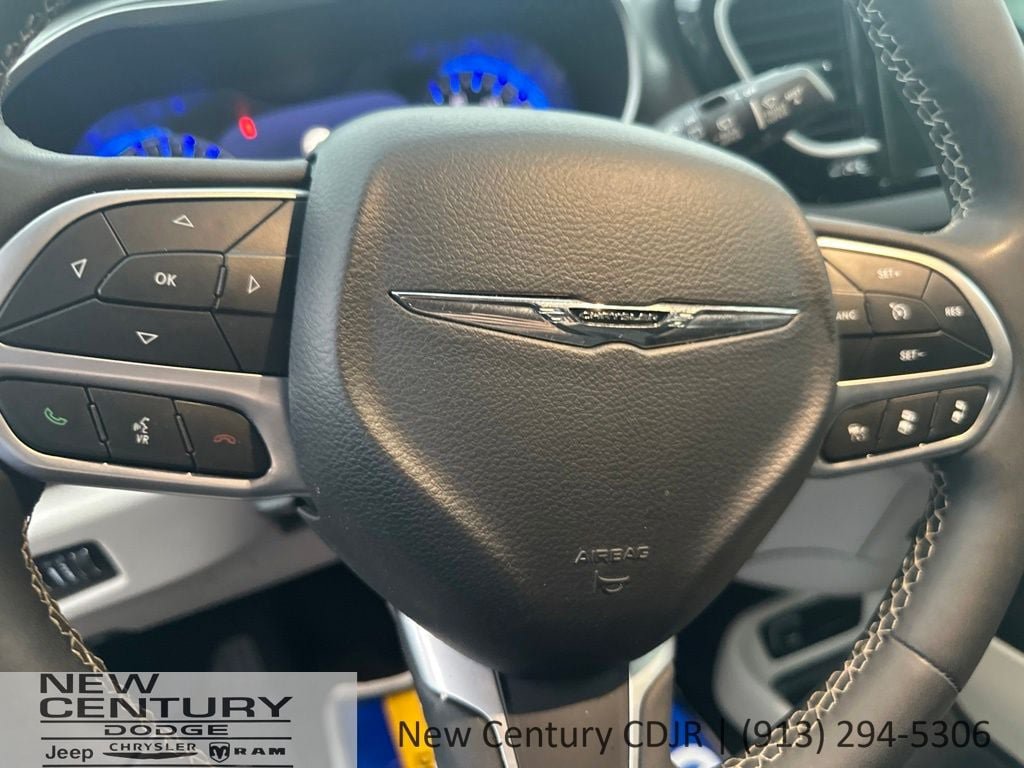 Used 2024 Chrysler Pacifica Touring-L FWD image 19