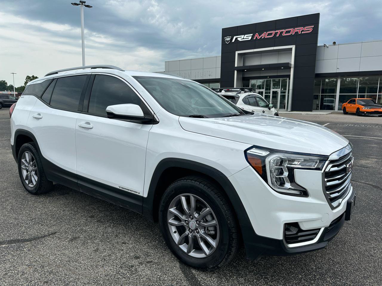 Used 2024 GMC Terrain SLT AWD/4WD image 2