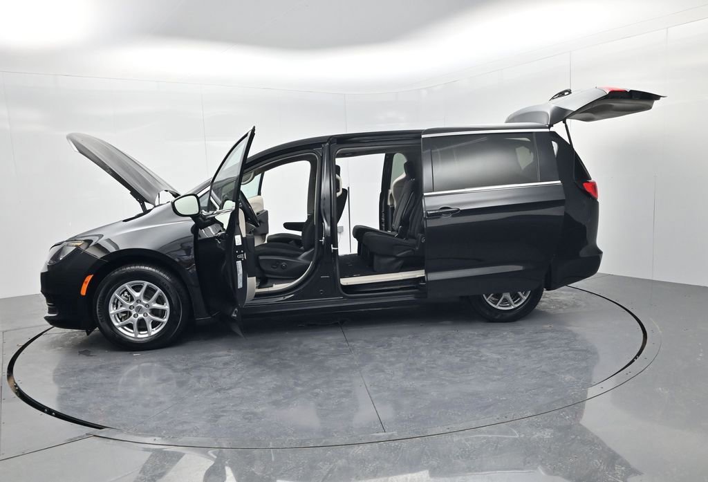 Used 2023 Chrysler Voyager LX image 63