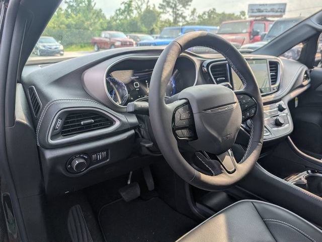 New 2027 Chrysler Pacifica Limited FWD image 33