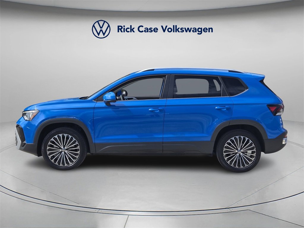 Certified 2025 Volkswagen Taos SE image 3